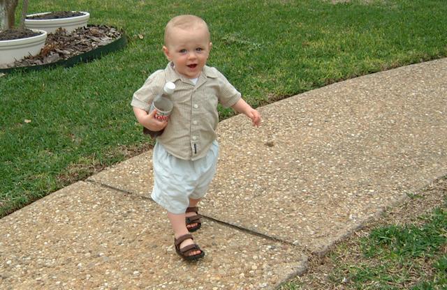 2001/04(April)/2(Bluebonnets_and_Easter_Bunny)/640x480_2001-04-04-28-Vale-Home-from-Walk.JPG