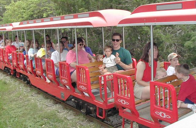 2001/04(April)/2(Bluebonnets_and_Easter_Bunny)/640x480_2001-04-07-31-Zoo-Train.JPG