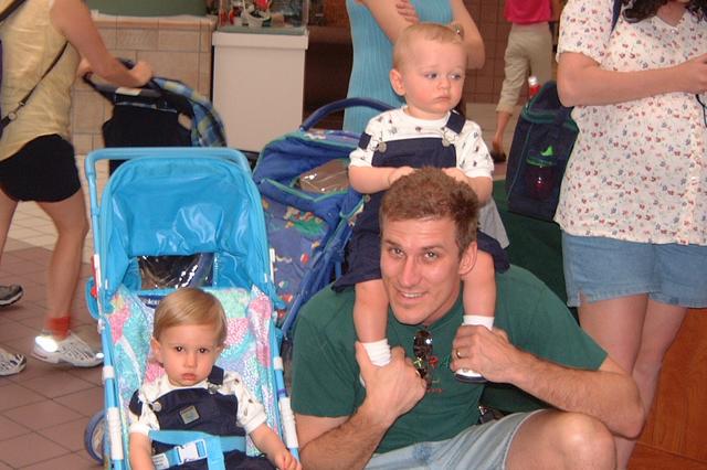 2001/04(April)/2(Bluebonnets_and_Easter_Bunny)/640x480_2001-04-07-33-Visit-Easter-Bunny.JPG