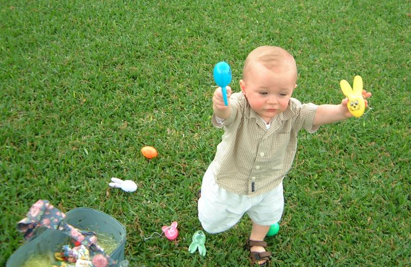 2001/04(April)/2(Bluebonnets_and_Easter_Bunny)/800x600_2001-04-04-31-Vale-Hanging-Easter-Bunnies.JPG
