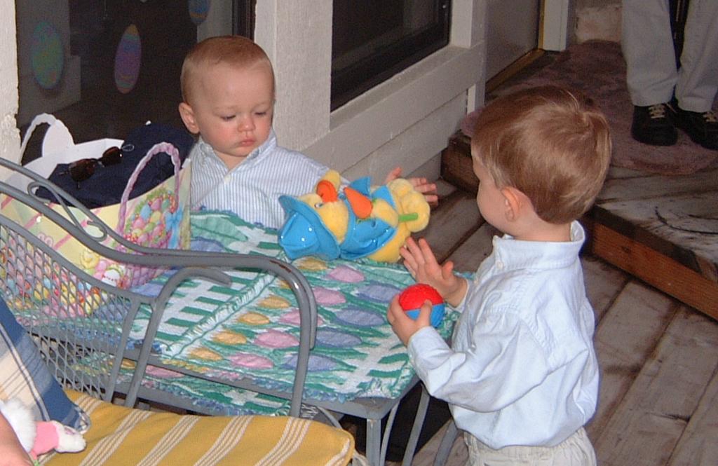 2001/04(April)/3(Easter)/1024x768_2001-04-15-02-Breakfast-Baskets.JPG