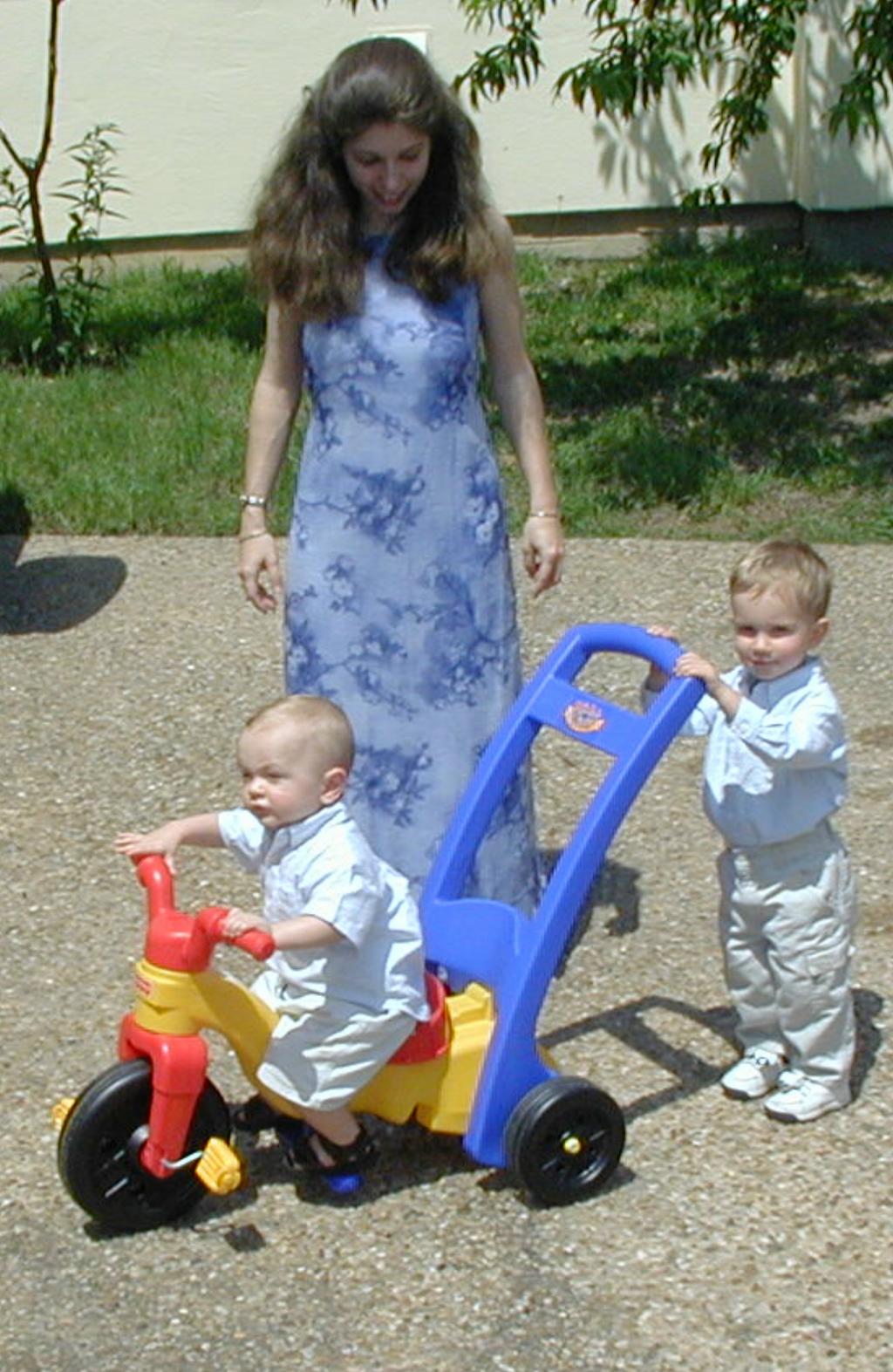 2001/04(April)/3(Easter)/1024x768_2001-04-15-06-After-Mass.JPG