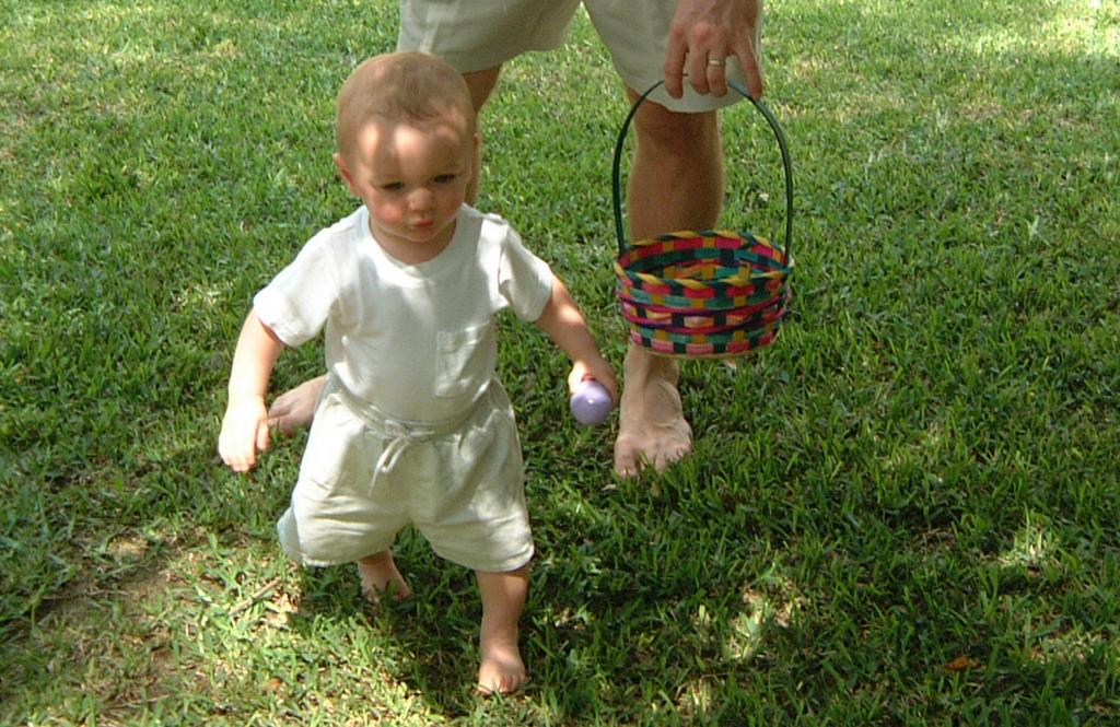 2001/04(April)/3(Easter)/1024x768_2001-04-15-16-Egg-Hunt.JPG