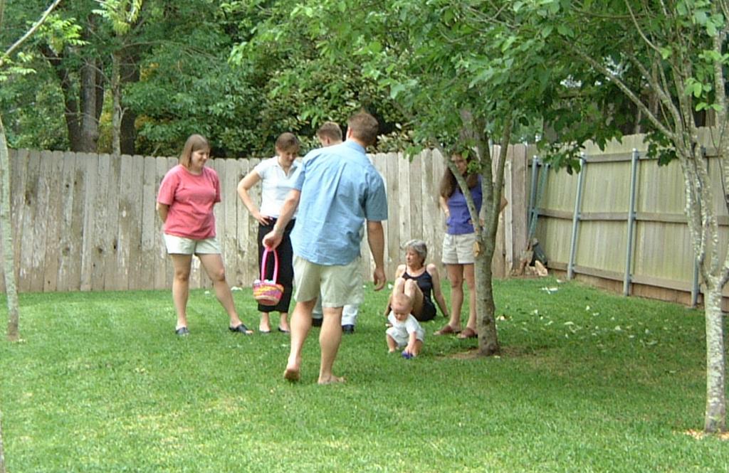 2001/04(April)/3(Easter)/1024x768_2001-04-15-19-Egg-Hunt.JPG