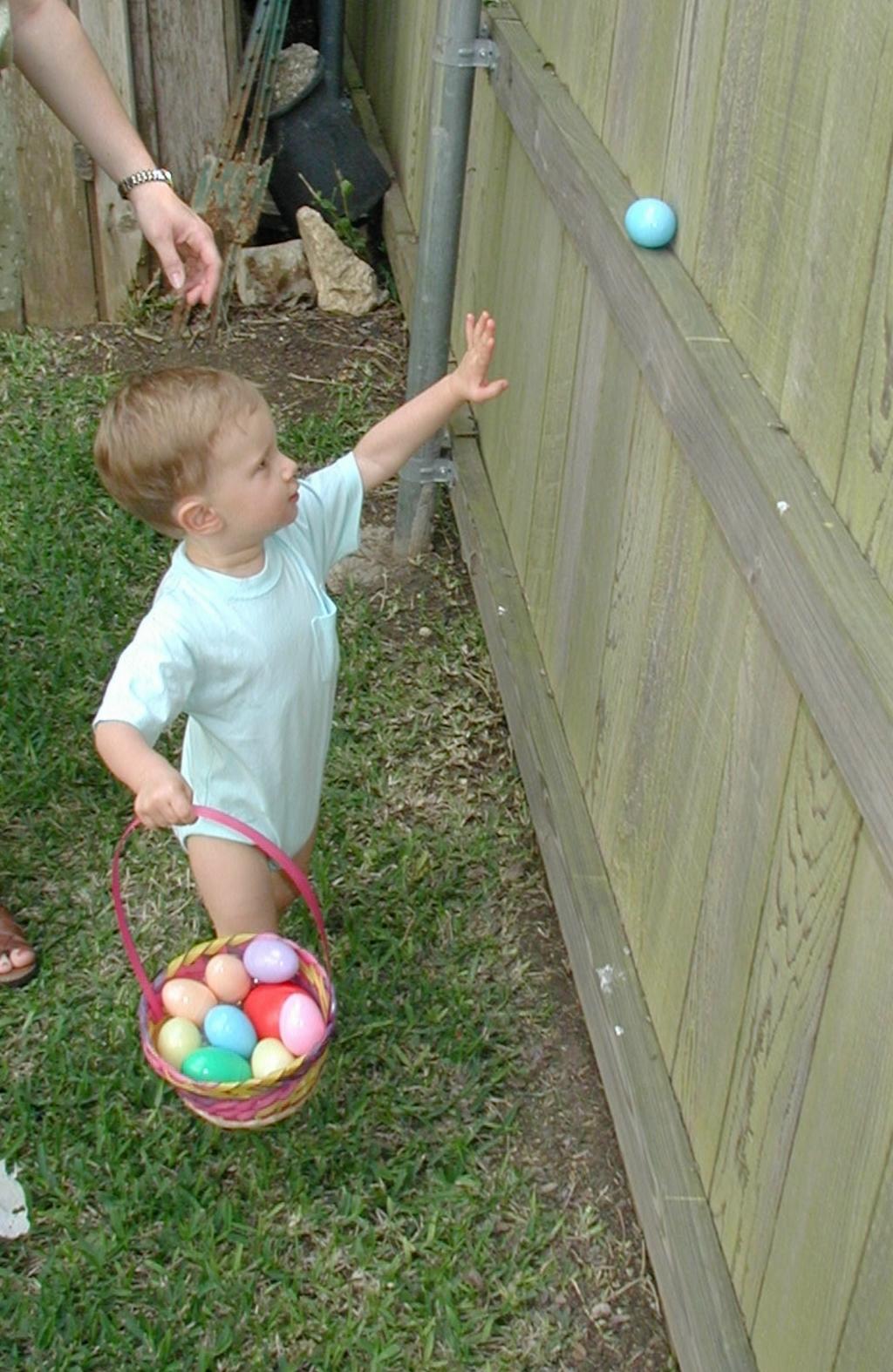 2001/04(April)/3(Easter)/1024x768_2001-04-15-29-Egg-Hunt.JPG
