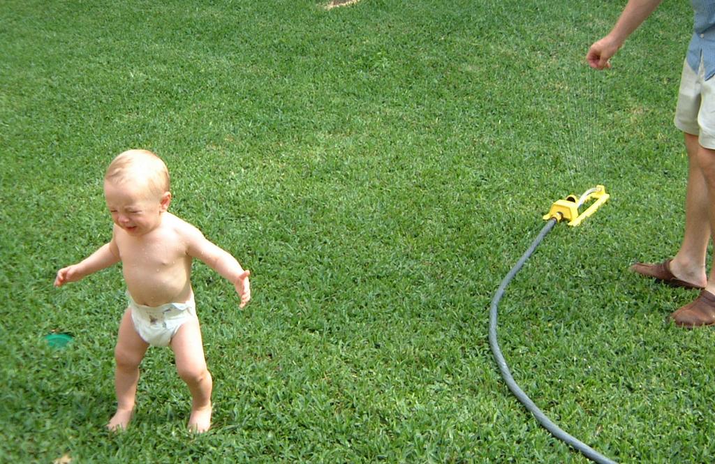 2001/04(April)/3(Easter)/1024x768_2001-04-15-30-Fun-in-Sprinkler.JPG