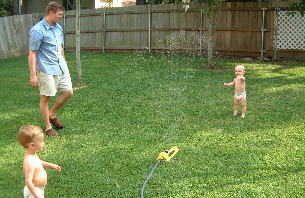 2001/04(April)/3(Easter)/1024x768_2001-04-15-31-Fun-in-Sprinkler.JPG