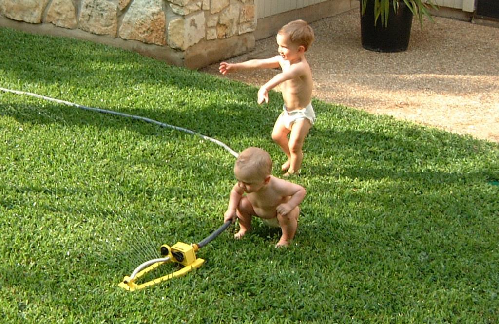 2001/04(April)/3(Easter)/1024x768_2001-04-15-34-Fun-in-Sprinkler.JPG