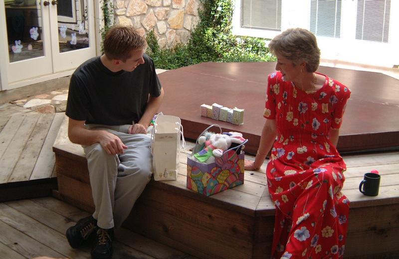 2001/04(April)/3(Easter)/800x600_2001-04-15-04-Breakfast-Baskets.JPG