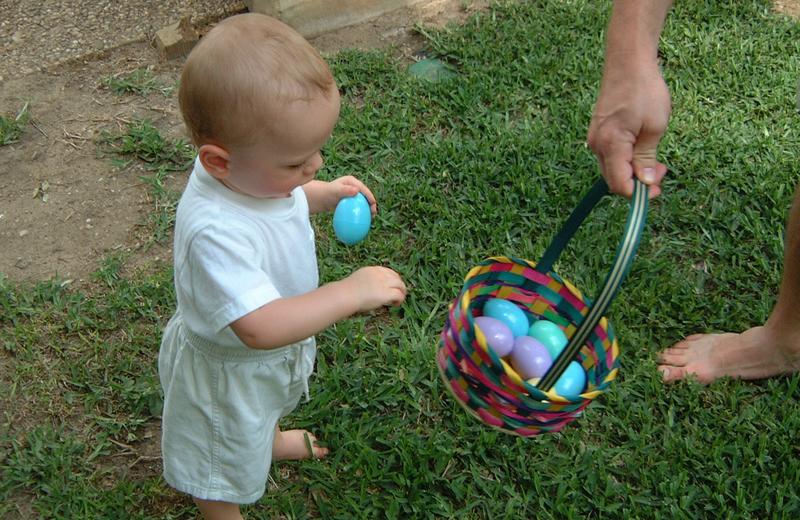 2001/04(April)/3(Easter)/800x600_2001-04-15-17-Egg-Hunt.JPG