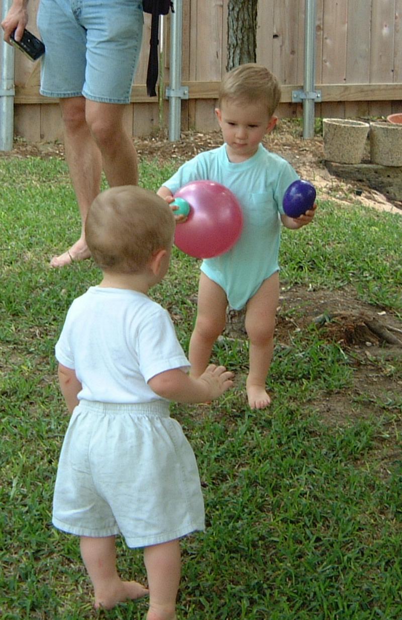 2001/04(April)/3(Easter)/800x600_2001-04-15-18-Egg-Hunt.JPG