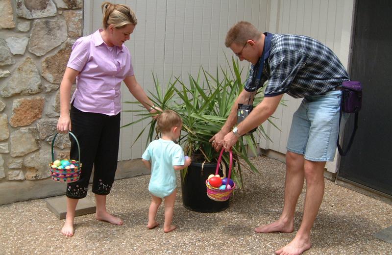 2001/04(April)/3(Easter)/800x600_2001-04-15-25-Egg-Hunt.JPG