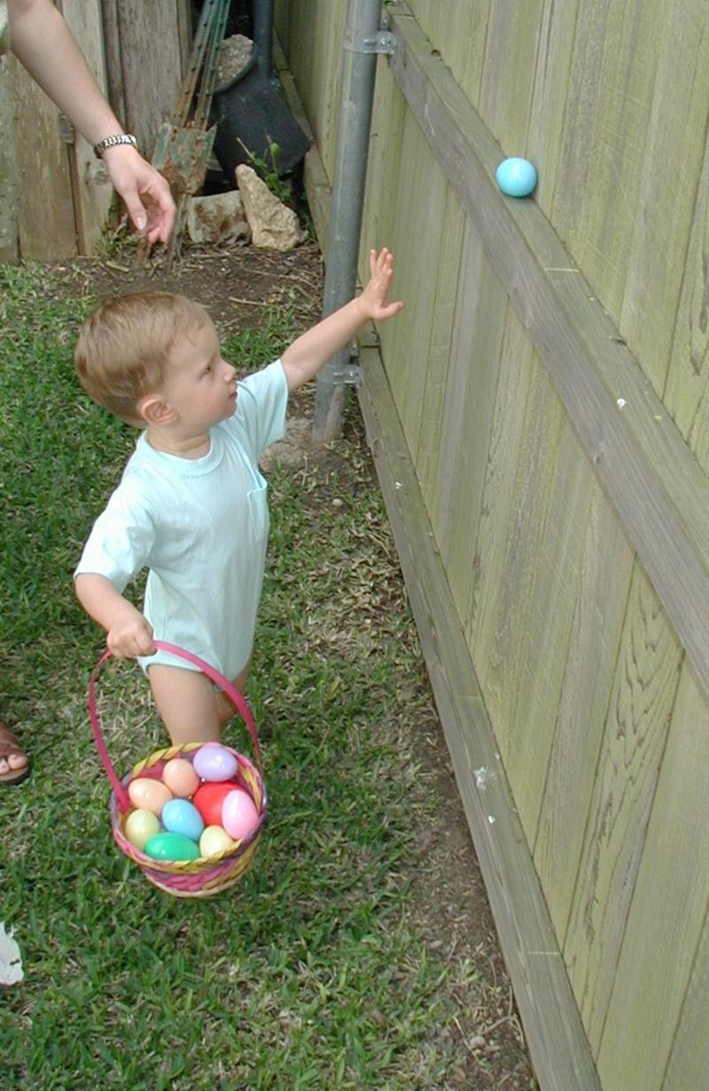2001/04(April)/3(Easter)/800x600_2001-04-15-29-Egg-Hunt.JPG