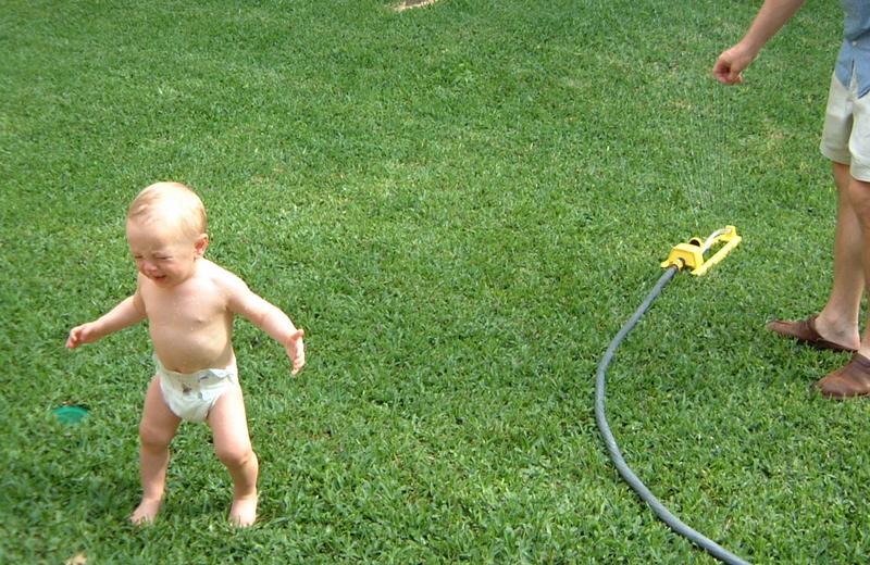 2001/04(April)/3(Easter)/800x600_2001-04-15-30-Fun-in-Sprinkler.JPG