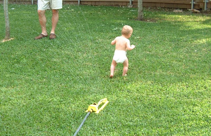 2001/04(April)/3(Easter)/800x600_2001-04-15-33-Fun-in-Sprinkler.JPG