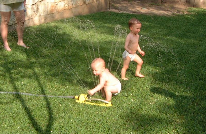 2001/04(April)/3(Easter)/800x600_2001-04-15-37-Fun-in-Sprinkler.JPG