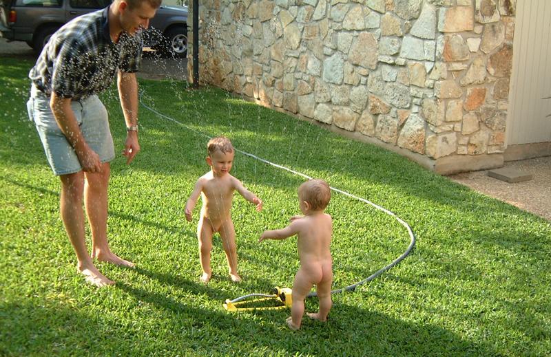2001/04(April)/3(Easter)/800x600_2001-04-15-41-Lost-Diapers.JPG