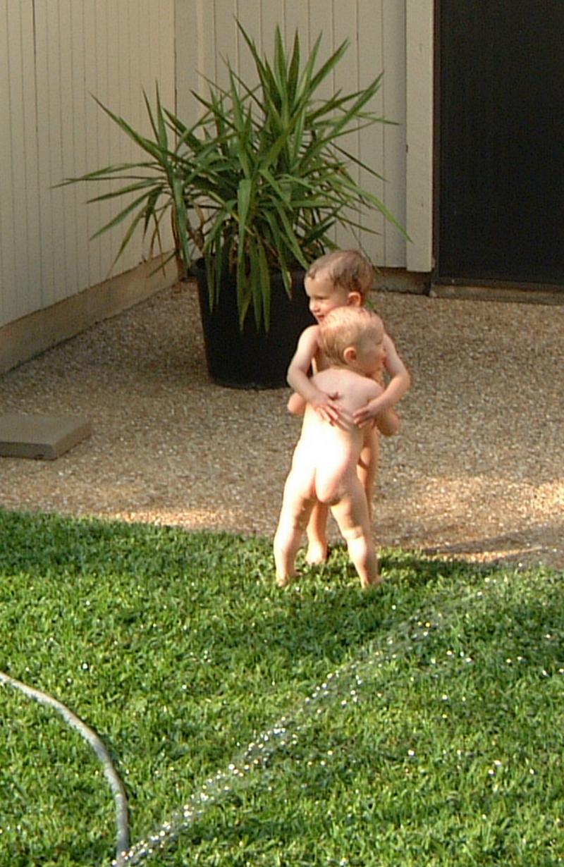 2001/04(April)/3(Easter)/800x600_2001-04-15-43-Lost-Diapers.JPG