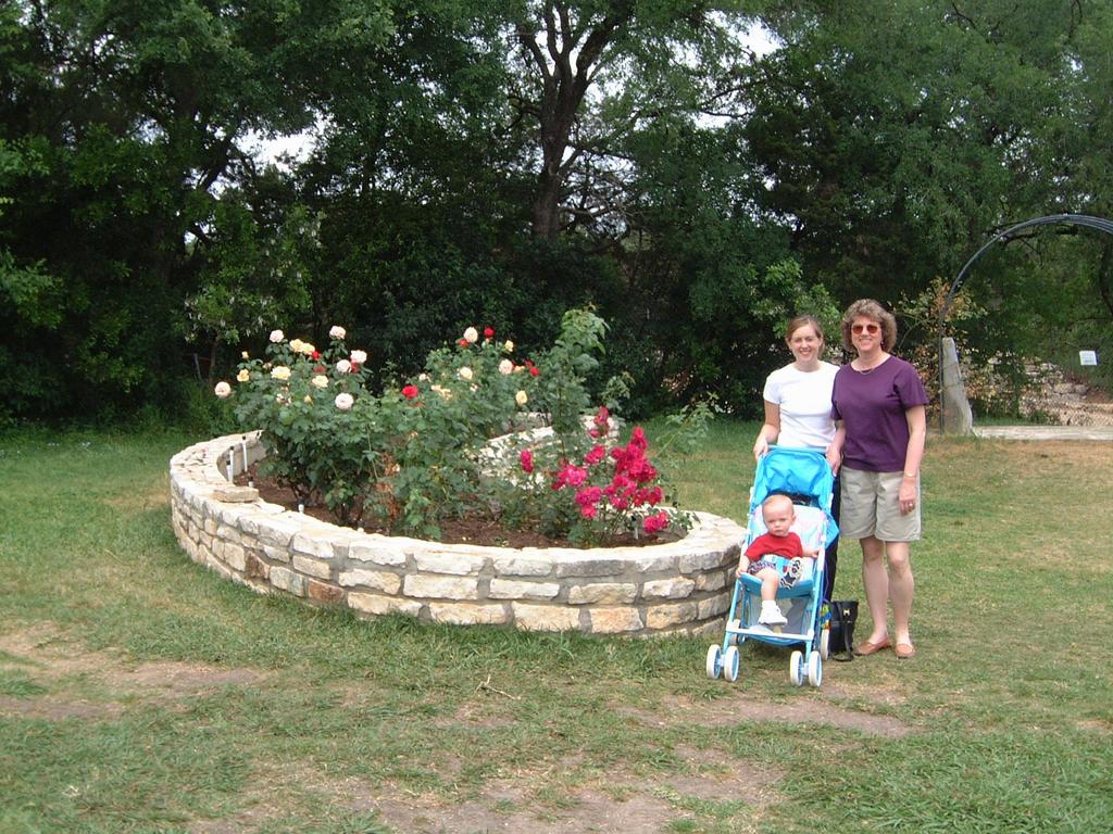 2001/04(April)/4(Heather_Joan_Tour_Austin_Flowers)/1024x768_2001-04-21-02-Zilker-Gardens.JPG