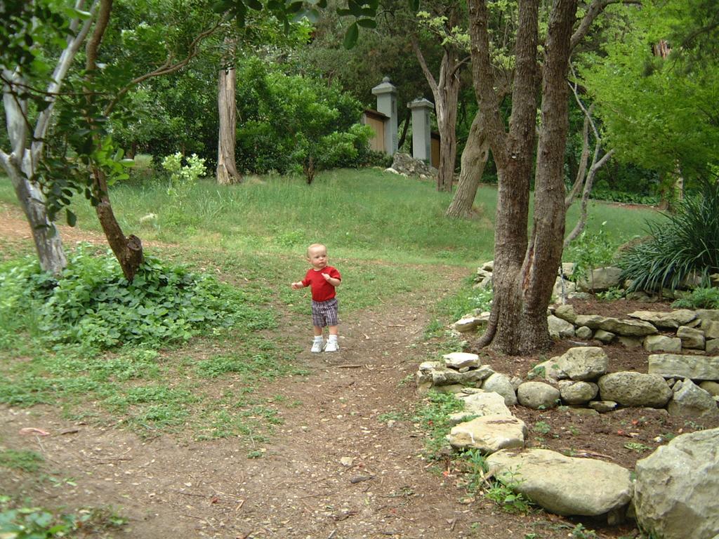 2001/04(April)/4(Heather_Joan_Tour_Austin_Flowers)/1024x768_2001-04-21-06-Zilker-Gardens.JPG