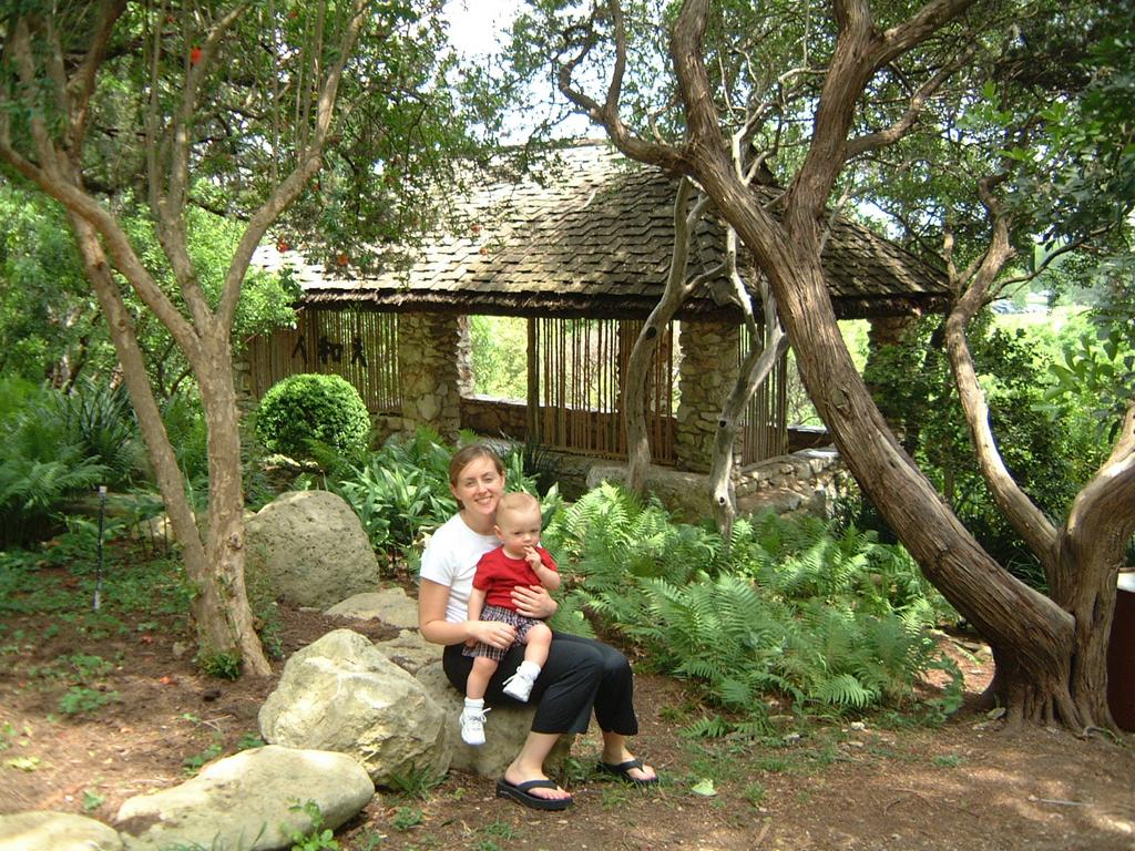 2001/04(April)/4(Heather_Joan_Tour_Austin_Flowers)/1024x768_2001-04-21-07-Zilker-Gardens.JPG