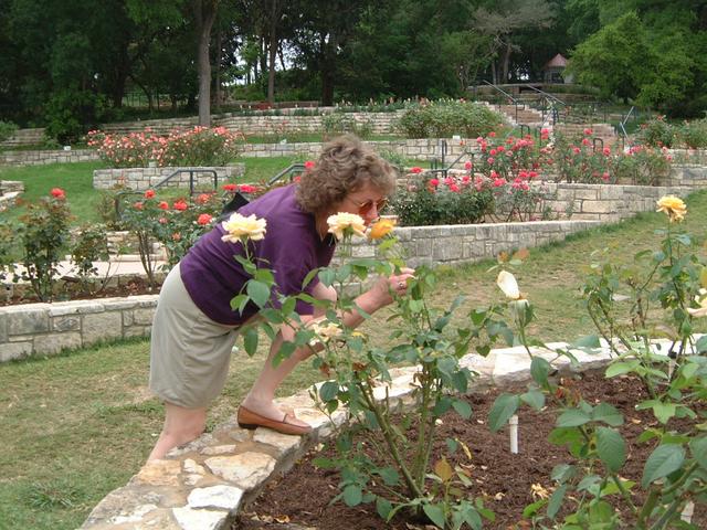 2001/04(April)/4(Heather_Joan_Tour_Austin_Flowers)/640x480_2001-04-21-04-Zilker-Gardens.JPG