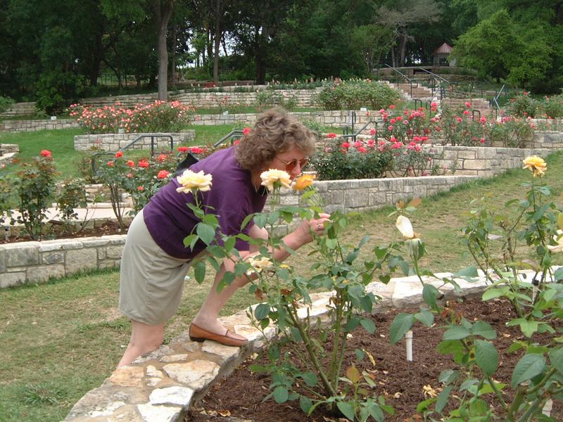 2001/04(April)/4(Heather_Joan_Tour_Austin_Flowers)/800x600_2001-04-21-04-Zilker-Gardens.JPG