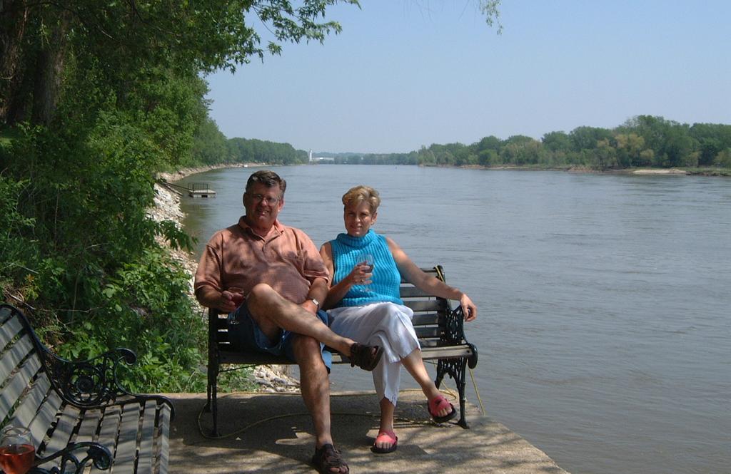 2001/05(May)/1(Visiting_Marci)/1024x768_2001-05-13-Mothers-Day-2.JPG