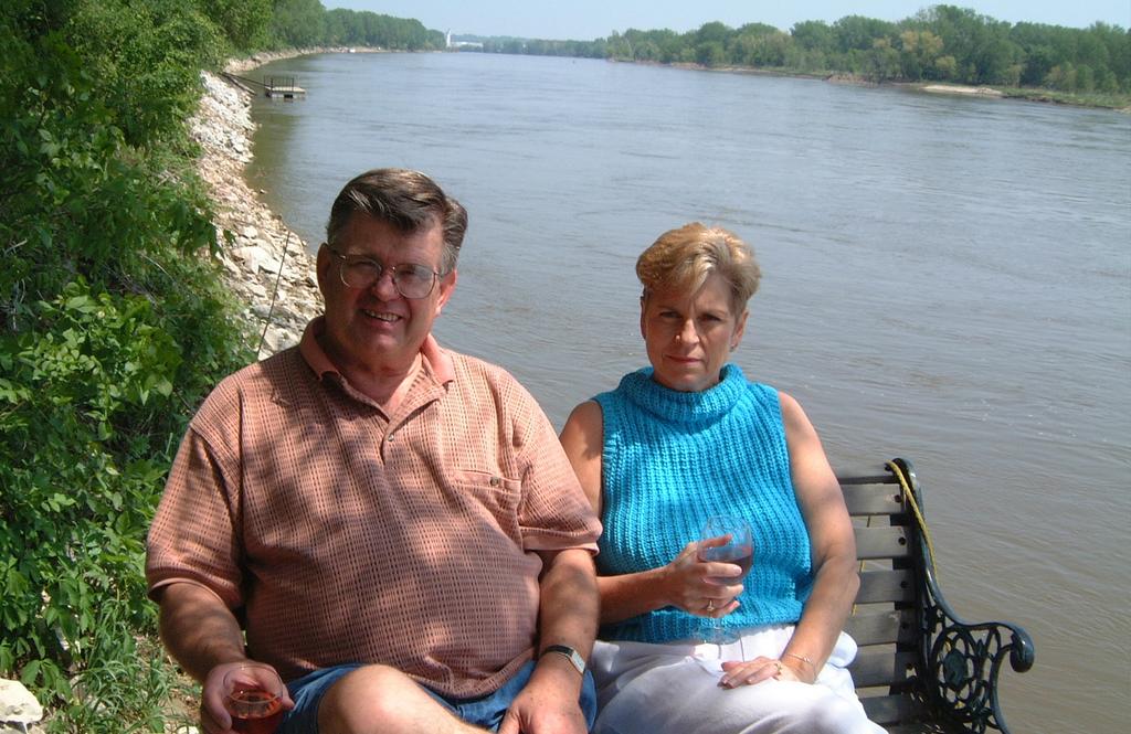 2001/05(May)/1(Visiting_Marci)/1024x768_2001-05-13-Mothers-Day-3.JPG