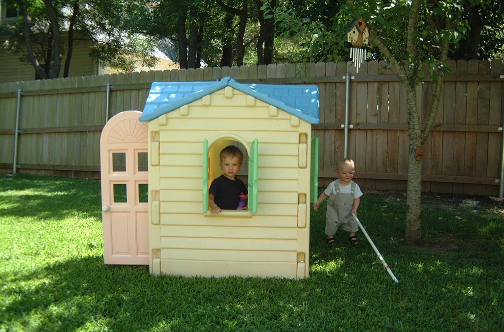 2001/05(May)/2(Backyard_Fun)/1024x768_2001-05-15-Playhouse.JPG