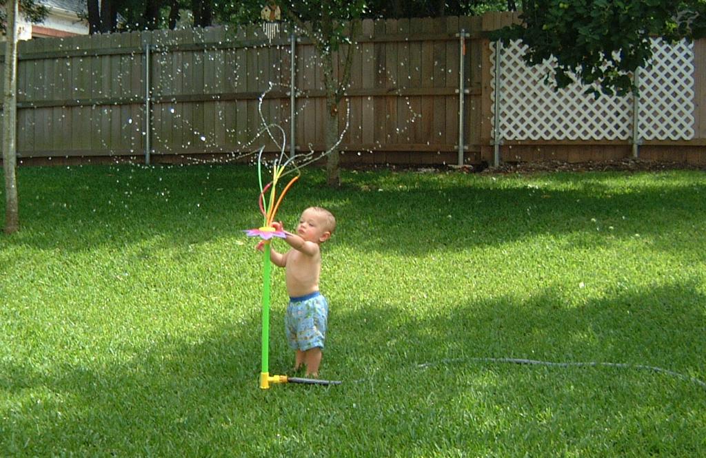 2001/05(May)/2(Backyard_Fun)/1024x768_2001-05-18-04-Sprinkler-Fun-Vale.JPG