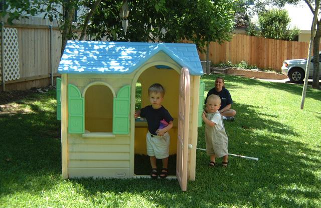 2001/05(May)/2(Backyard_Fun)/640x480_2001-05-15-Fun-in-Playhouse.JPG