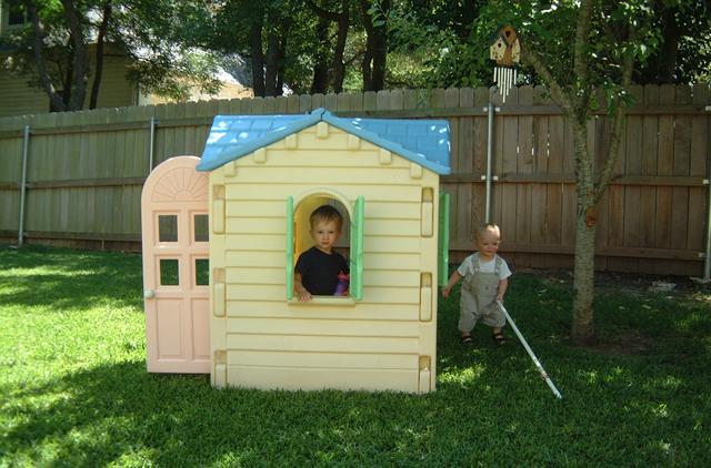 2001/05(May)/2(Backyard_Fun)/640x480_2001-05-15-Playhouse.JPG