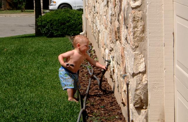 2001/05(May)/2(Backyard_Fun)/640x480_2001-05-18-06-Sprinkler-Fun-Vale.JPG