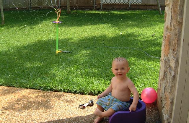 2001/05(May)/2(Backyard_Fun)/640x480_2001-05-18-07-Sprinkler-Fun-Vale.JPG