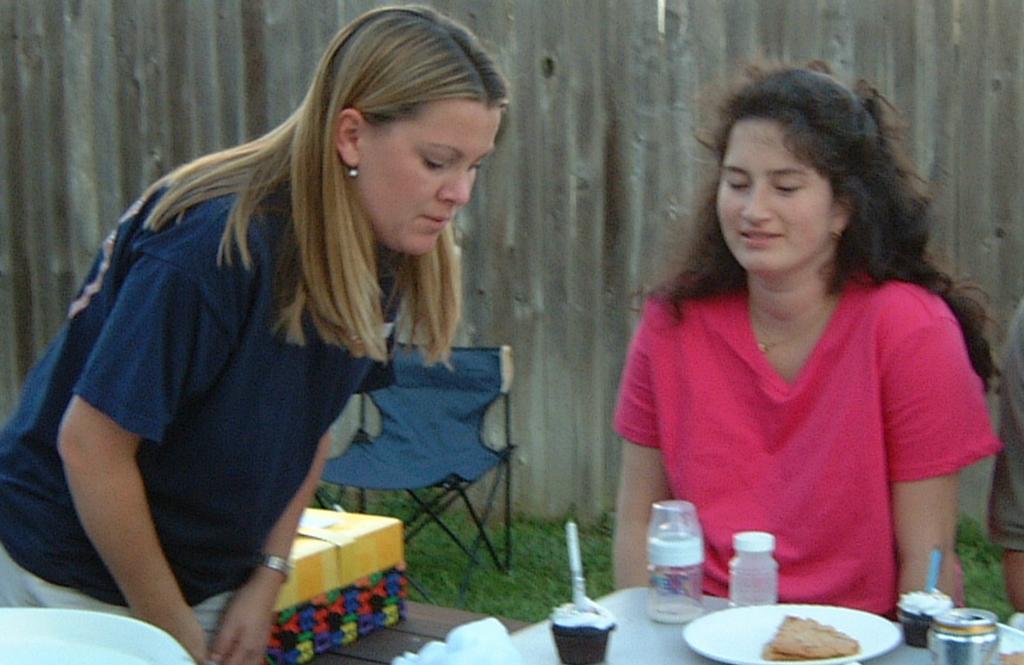 2001/05(May)/3(Susie_Katie_Birthdays)/1024x768_2001-05-23-11.JPG