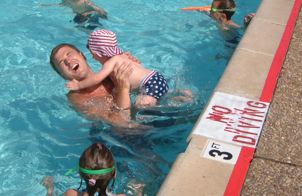 2001/06(June)/1(Justin&Vale_Pool)/1024x768_2001-06-02-10.JPG