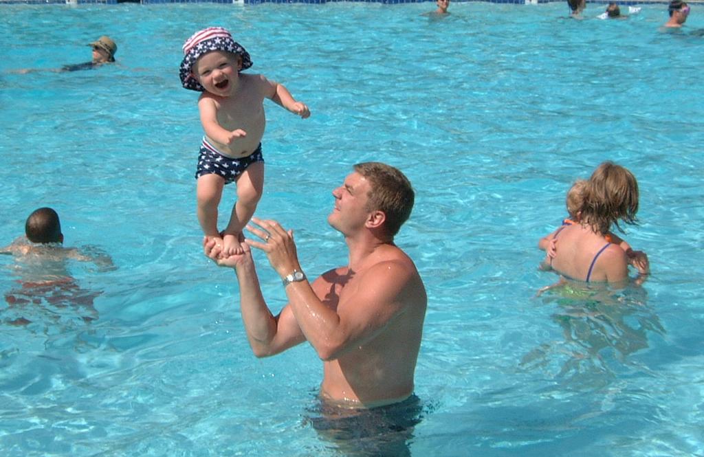 2001/06(June)/1(Justin&Vale_Pool)/1024x768_2001-06-02-11.JPG