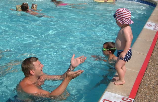 2001/06(June)/1(Justin&Vale_Pool)/640x480_2001-06-02-07.JPG