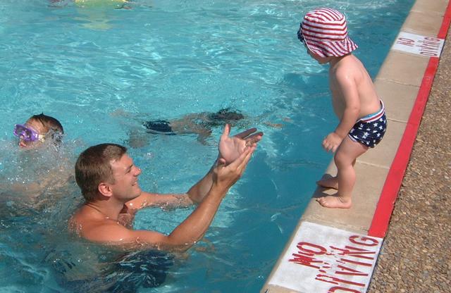2001/06(June)/1(Justin&Vale_Pool)/640x480_2001-06-02-08.JPG