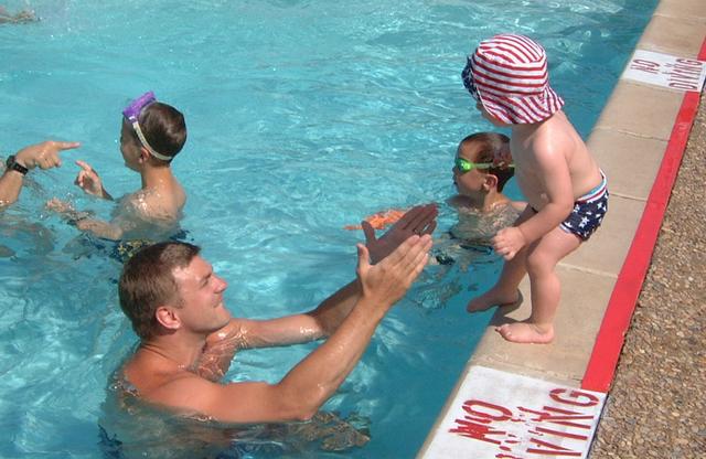 2001/06(June)/1(Justin&Vale_Pool)/640x480_2001-06-02-09.JPG