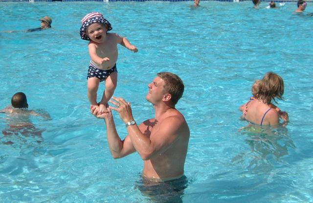 2001/06(June)/1(Justin&Vale_Pool)/640x480_2001-06-02-11.JPG