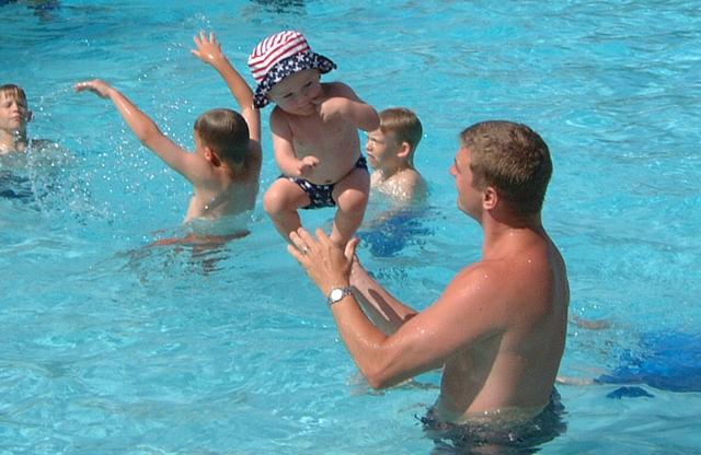2001/06(June)/1(Justin&Vale_Pool)/640x480_2001-06-02-13.JPG