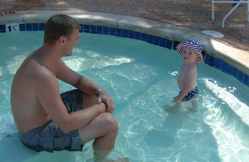 2001/06(June)/1(Justin&Vale_Pool)/800x600_2001-06-02-03.JPG