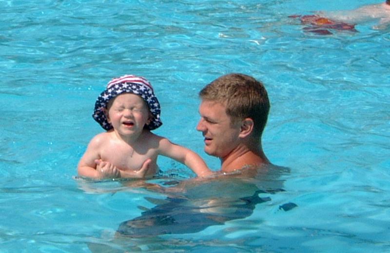 2001/06(June)/1(Justin&Vale_Pool)/800x600_2001-06-02-05.JPG