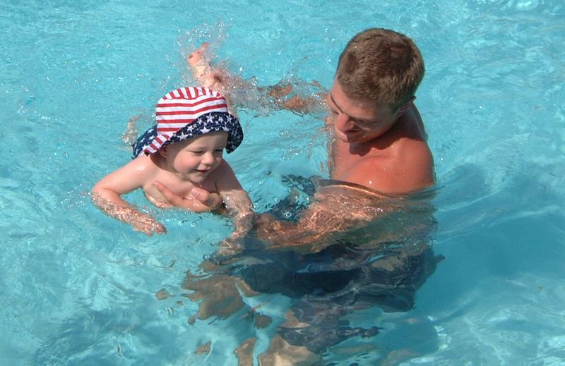 2001/06(June)/1(Justin&Vale_Pool)/800x600_2001-06-02-06.JPG