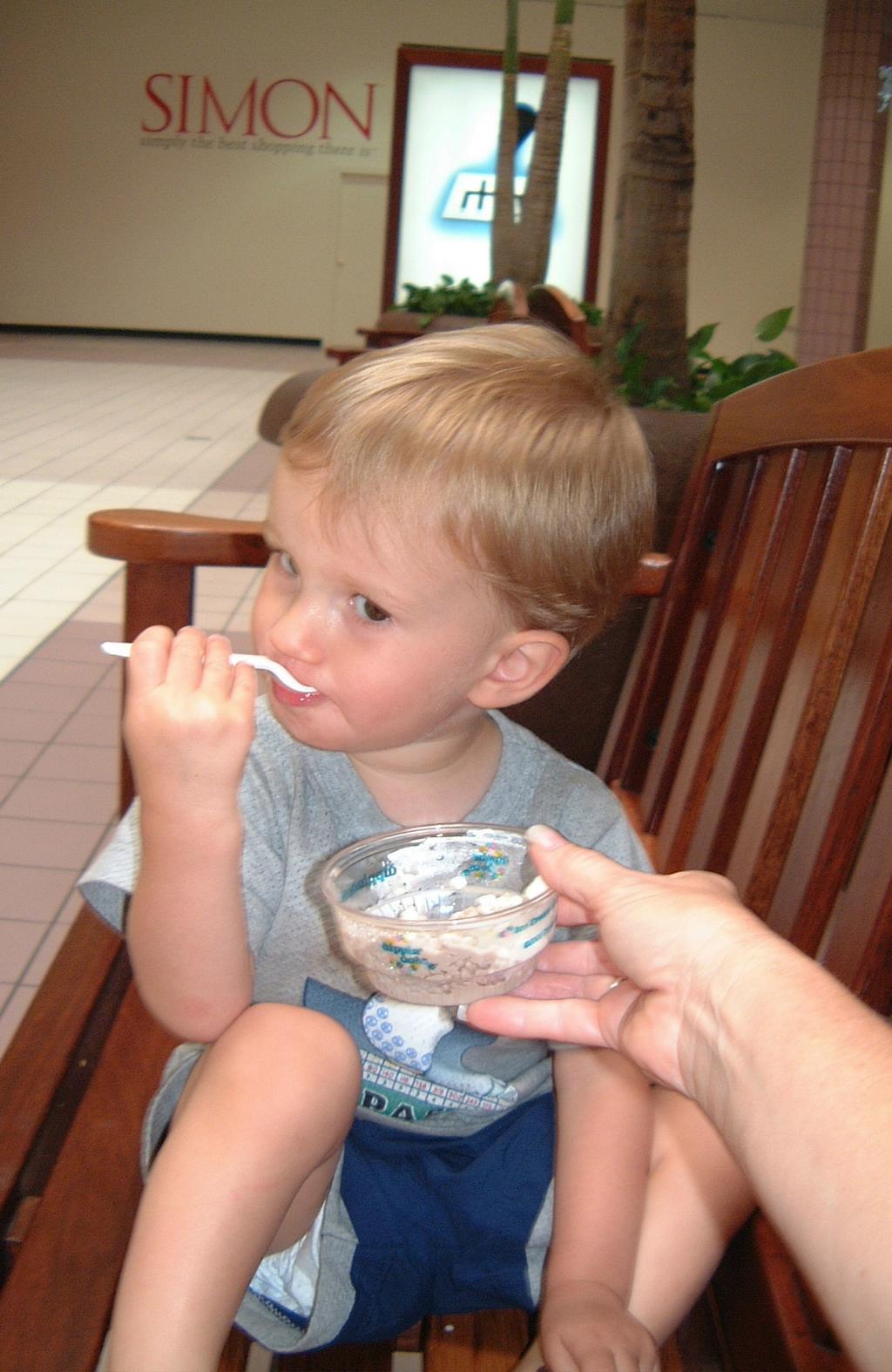 2001/06(June)/2(Chance-Fun)/1024x768_2001-06-06-09-Chance-Mall-Fun.jpg