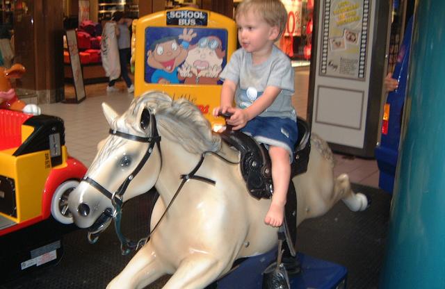 2001/06(June)/2(Chance-Fun)/640x480_2001-06-06-05-Chance-Mall-Fun.JPG
