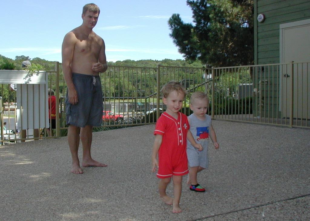 2001/07(July)/01(4th_of_July_Fun)/1024x768_2001-07-04-Snap-Cracker-Fun-2.JPG