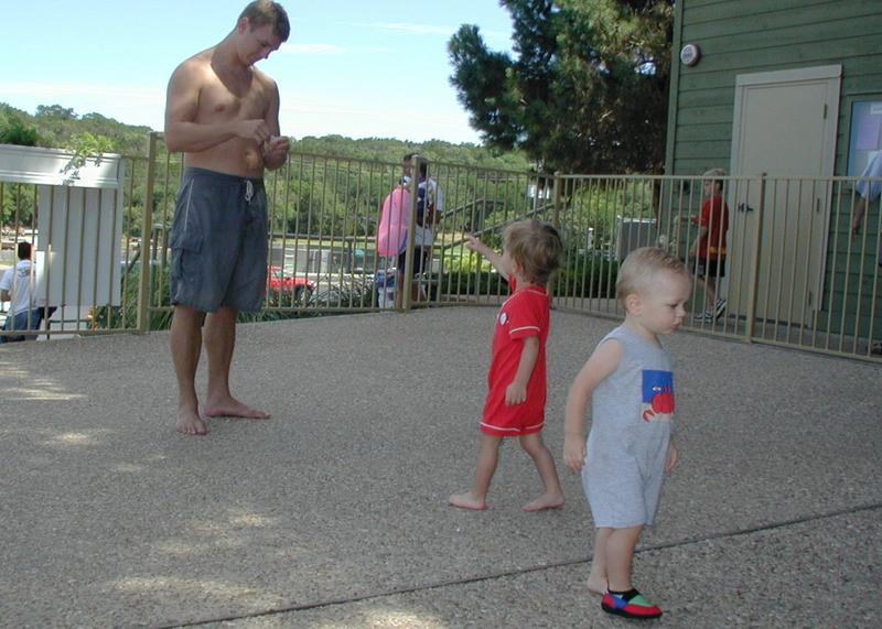 2001/07(July)/01(4th_of_July_Fun)/800x600_2001-07-04-Snap-Cracker-Fun-1.JPG